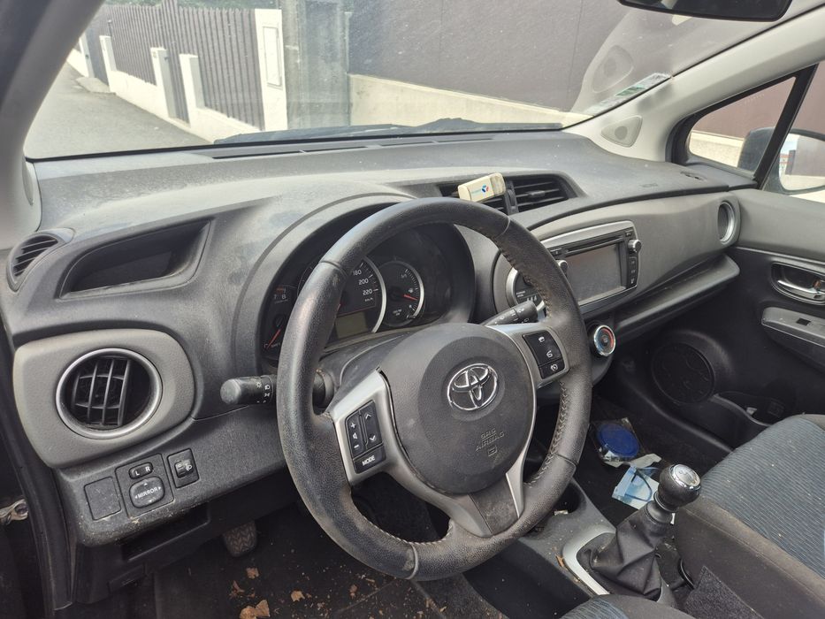 Toyota yaris p/pecas inteiro