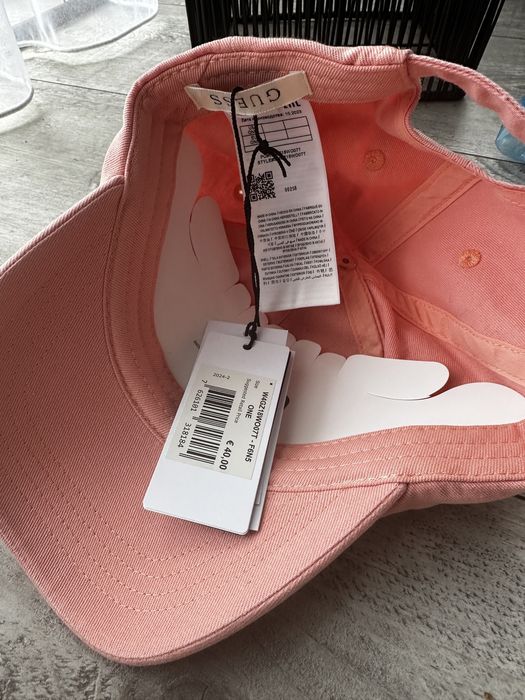 Czapka damska z daszkiem guess rozowa logo