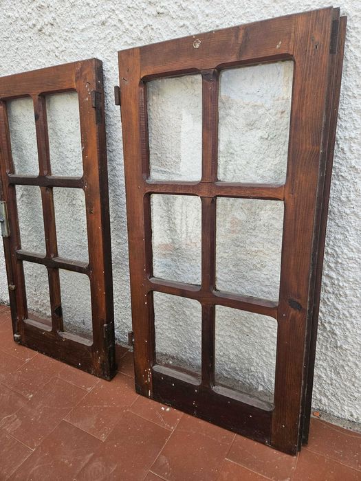 Janelas de madeira com vidros pequenos