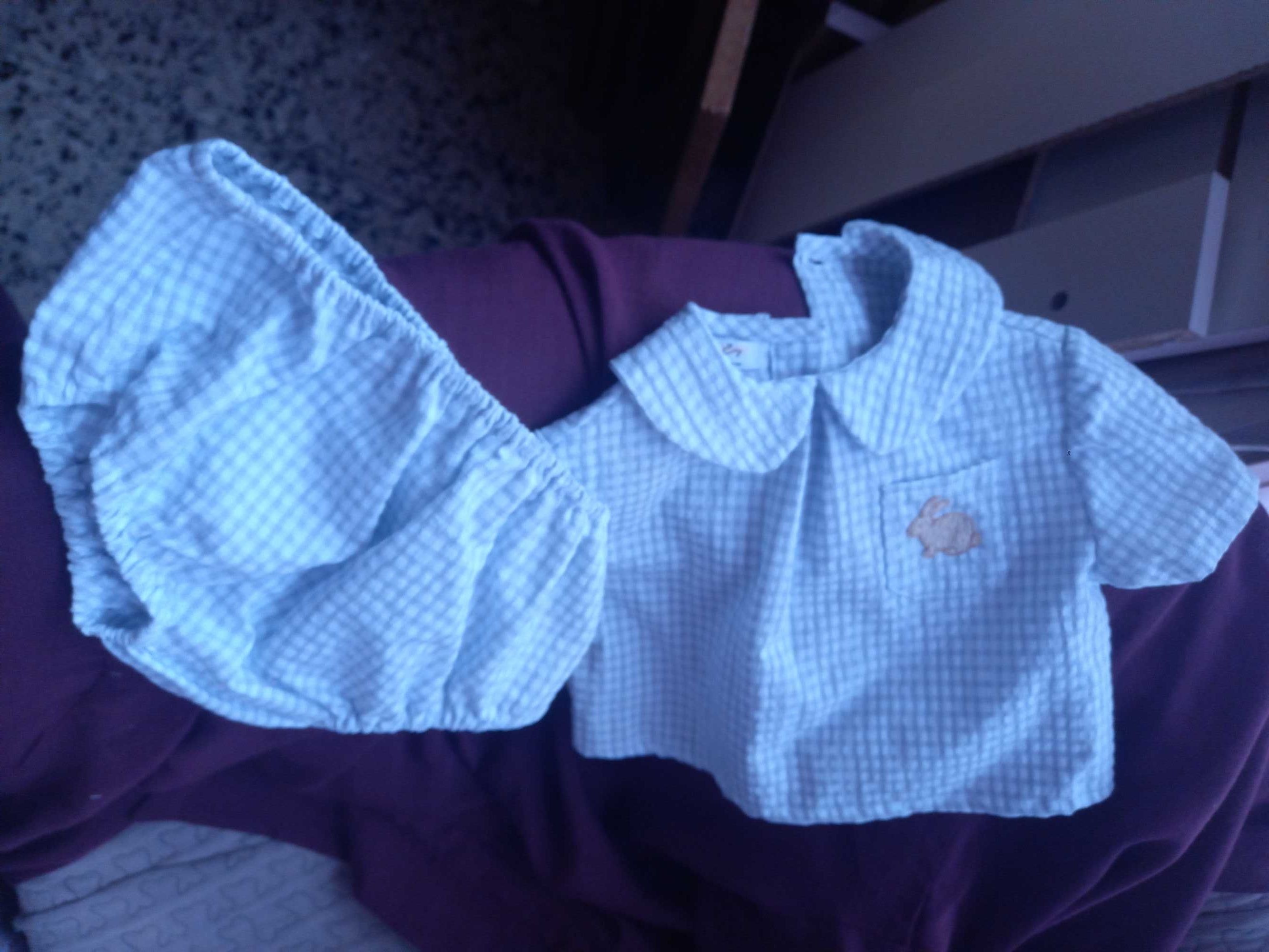 Blusa manga curta e Tapa-fralda p/ bebé 1-3 meses c/ bordado à mão