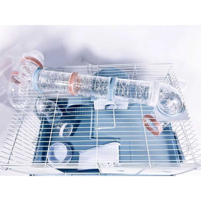 Просторная клетка для хомяка. Нежные цвета, полный комплект. Av511.