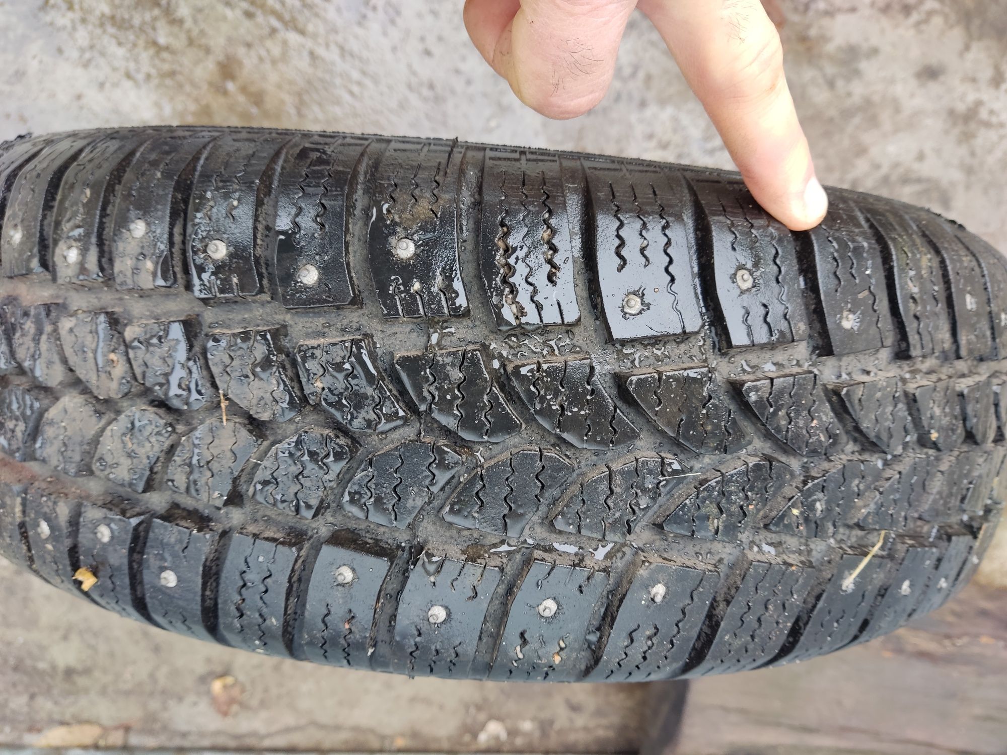 Продам два колеса 185/65 R14 разом з ковпаками.