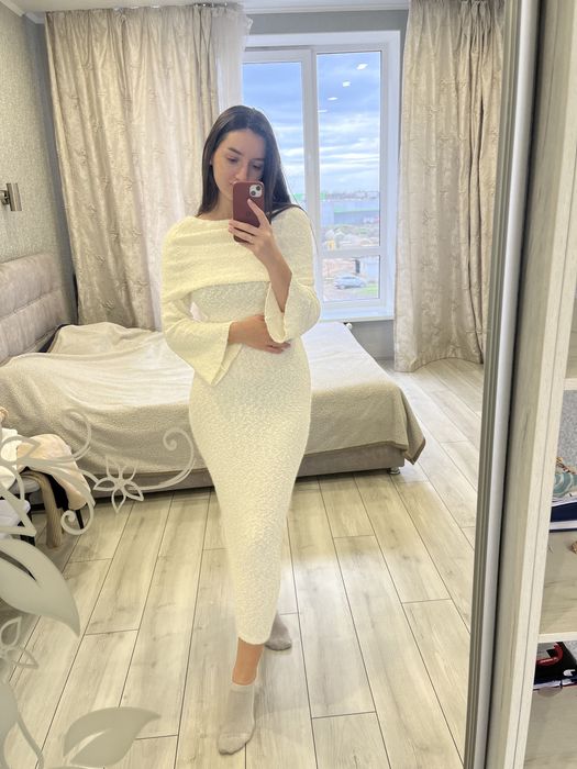 Біла сукня букле , з спущеними плечима, тепленька