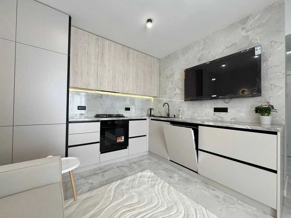 Укомплектована однокімнатна біля озера