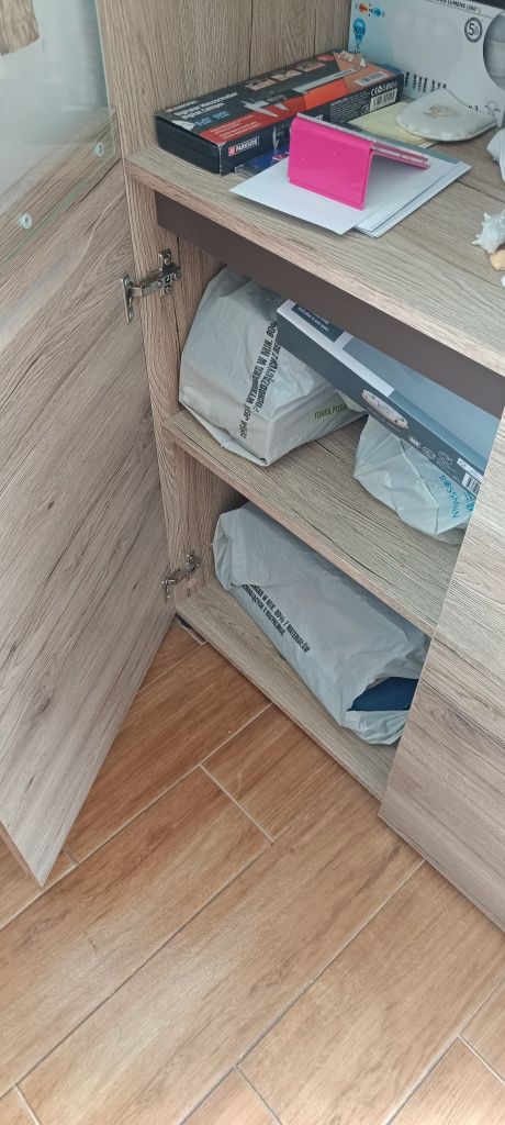 Szafka witryna w dobrym stanie