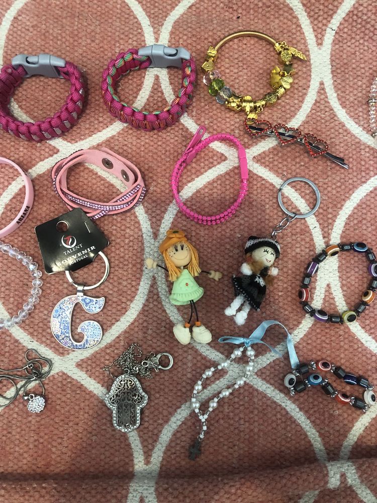 28 peças. Pulseiras + porta chaves + outros