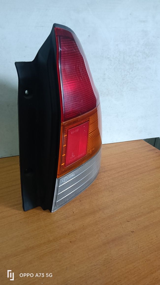 Farolim Mazda 323 de 3 portas direito