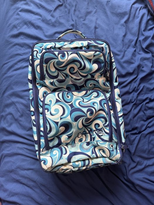 Walizka miękka na kółkach marki DAKINE niebieska w kwiaty hippie