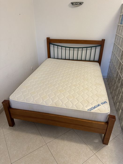 Cama e móveis de quarto