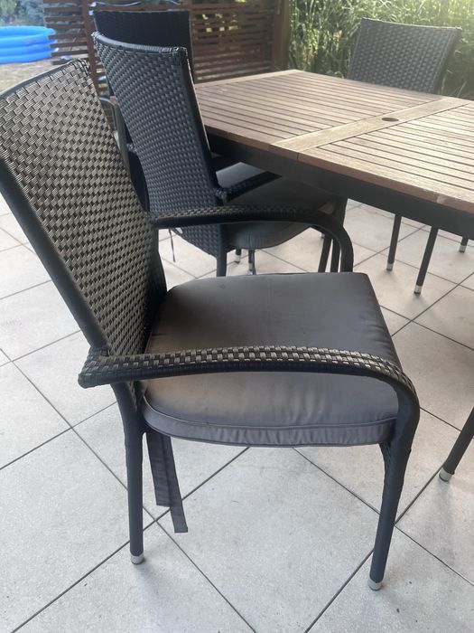 Zestaw mebli ogrodowych stół i 6 krzeseł z poduchami