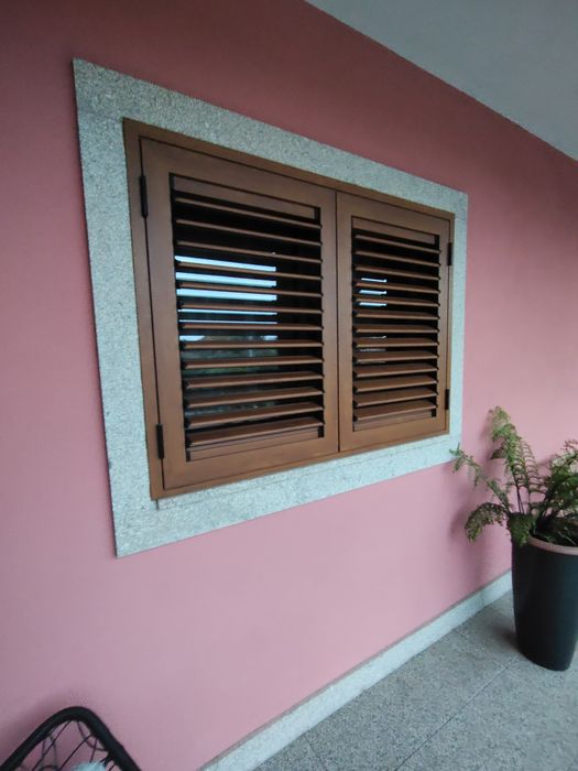 Caixilharia em Alumínio cor madeira