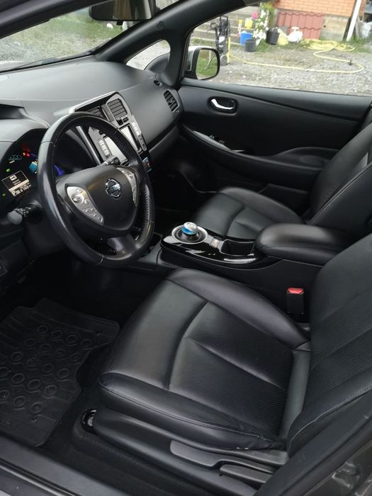 Nissan Leaf 2013 в максимальній комплектації Tekna.