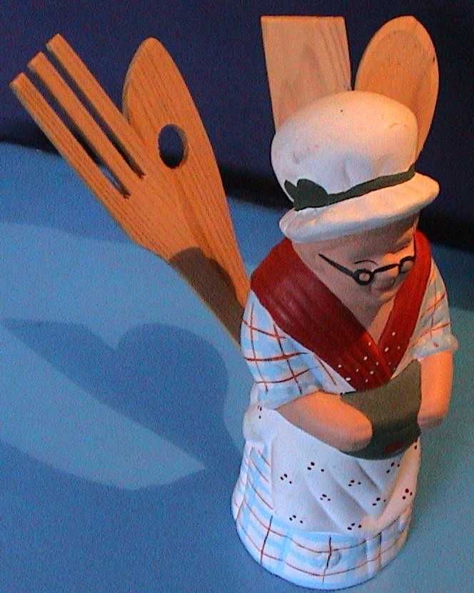 COZINHEIRA com talheres de madeira.