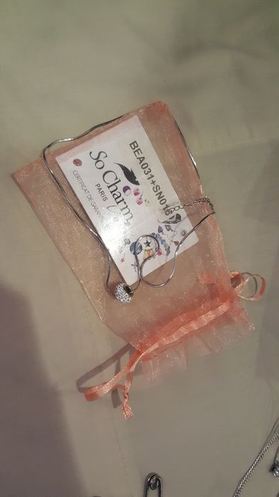 Colares Guess e So Charm