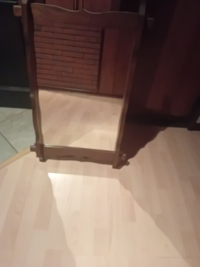 Lustro wisące na ścianę