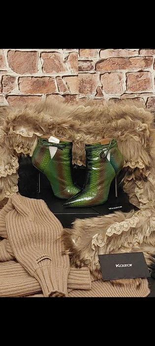 Zielone botki skórzane z lakierowanej skóry wężowej Marki Kazar