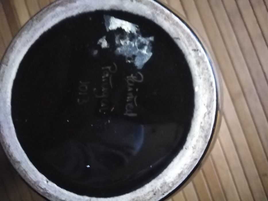 Jarra antiga preta com flores