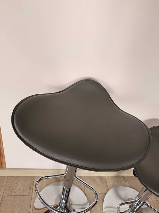 Hokery szaro srebrne z regulacją.