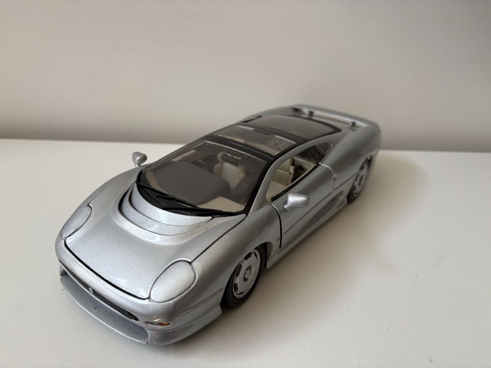 Model Jaguar XJ220 1:18 Maisto