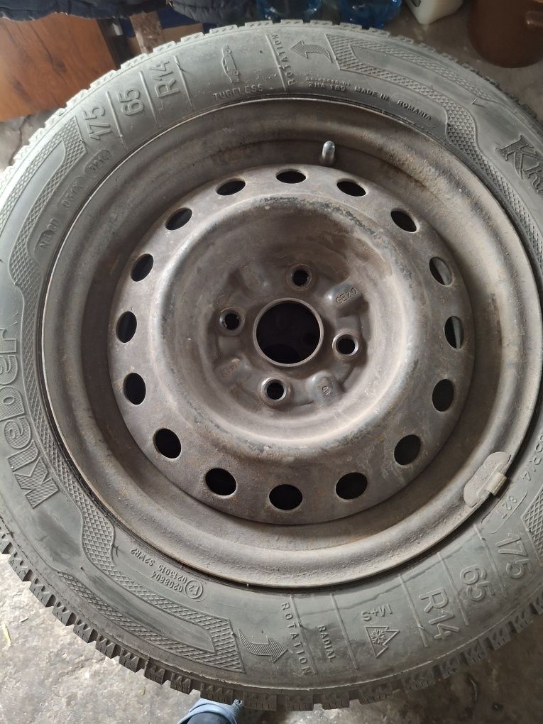 Dwa komplety opon letnie i zimowe 165.65.R14   plus 4 felgi stalowe.