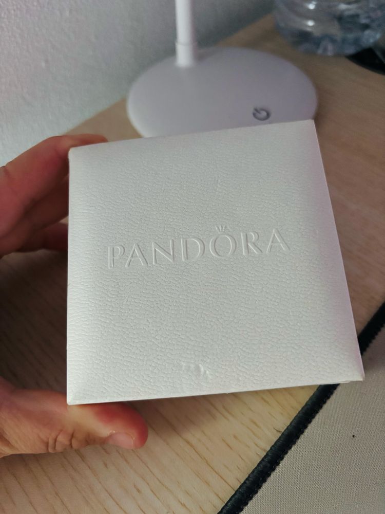 Vendo pulseira pandora original nova com dois pingentes