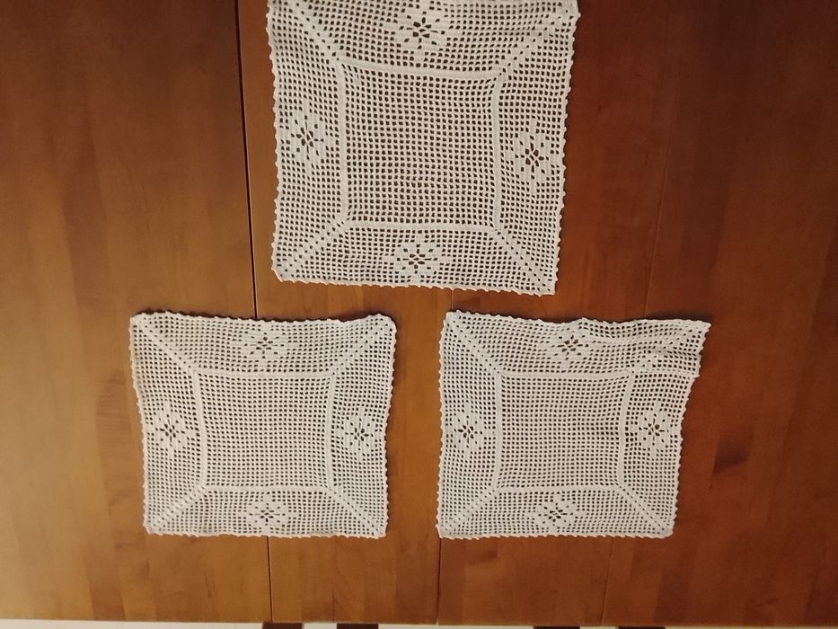 Conjunto de três naperons em crochê feitos á mão