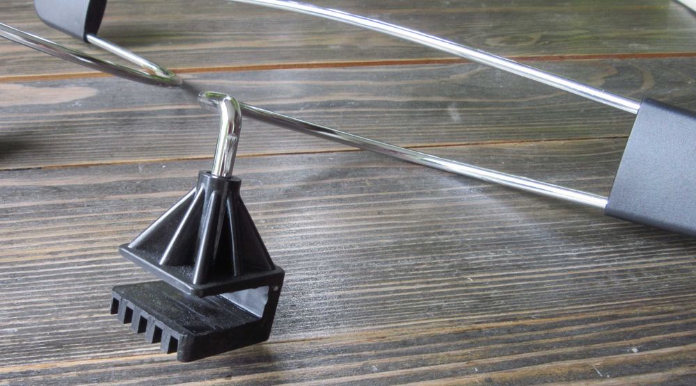 Metalowy wieszak na marynarkę .