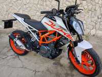 KTM Duke 390 sem marcas de uso.