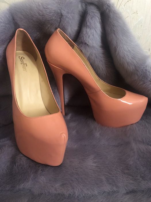 Туфлі в стилі Christian Louboutin персикові лакові