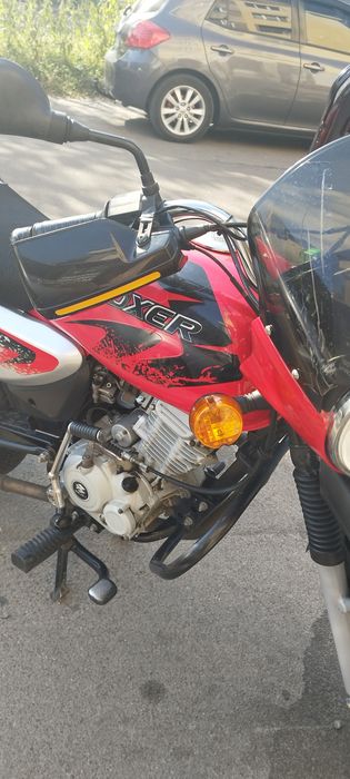 Bajaj boxer 125x 2021 рік мотоцикл, офіційний, на повному ходу.