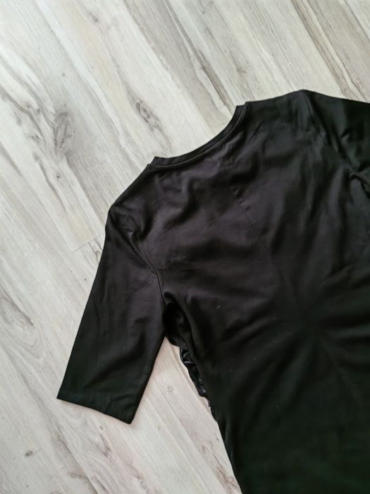 Edgy Glamour – elastyczna shirtowa sukienka midi z ozdobnymi szarfami,