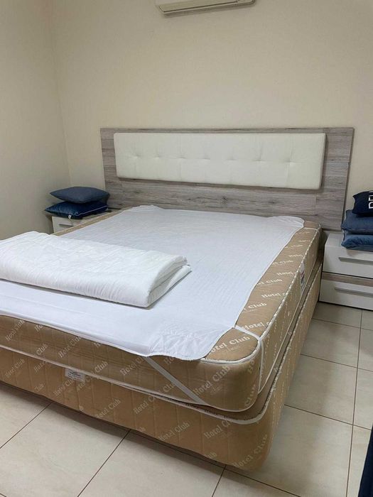 Cama de casal completa + 2 mesas de cabeceira