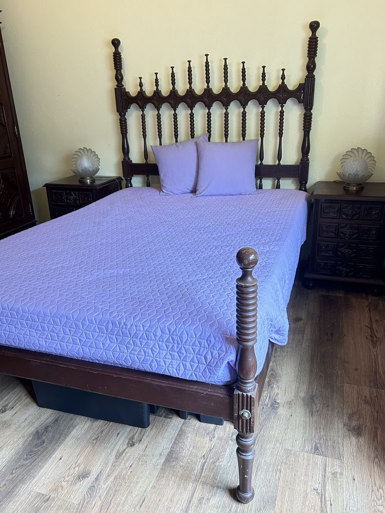 Vendo cama em madeira maciça com colchão