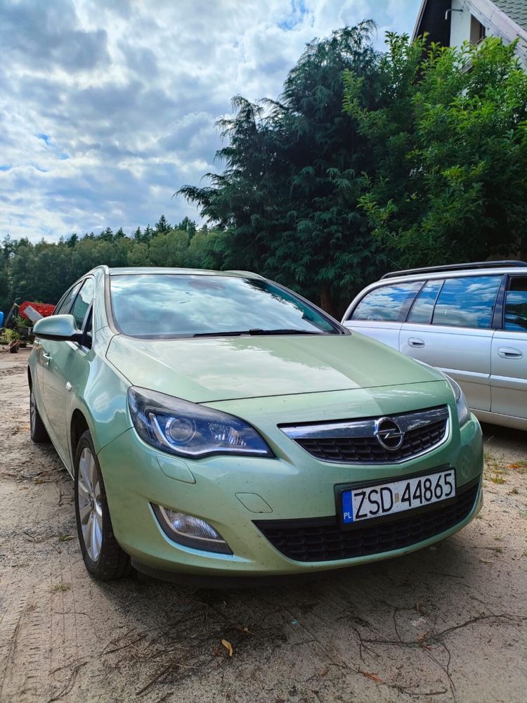 Opel Astra J 1.7 CDTI 125km 2011 rok kombi