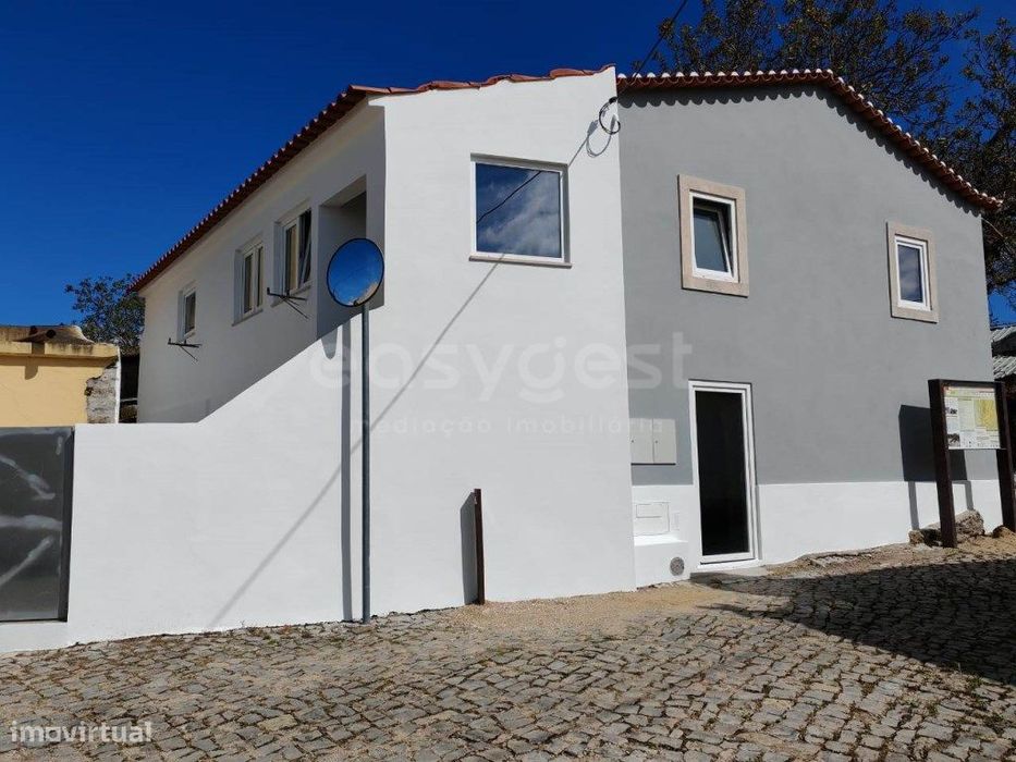 Moradia de 2 pisos para remodelar inserida em aldeia pitoresca