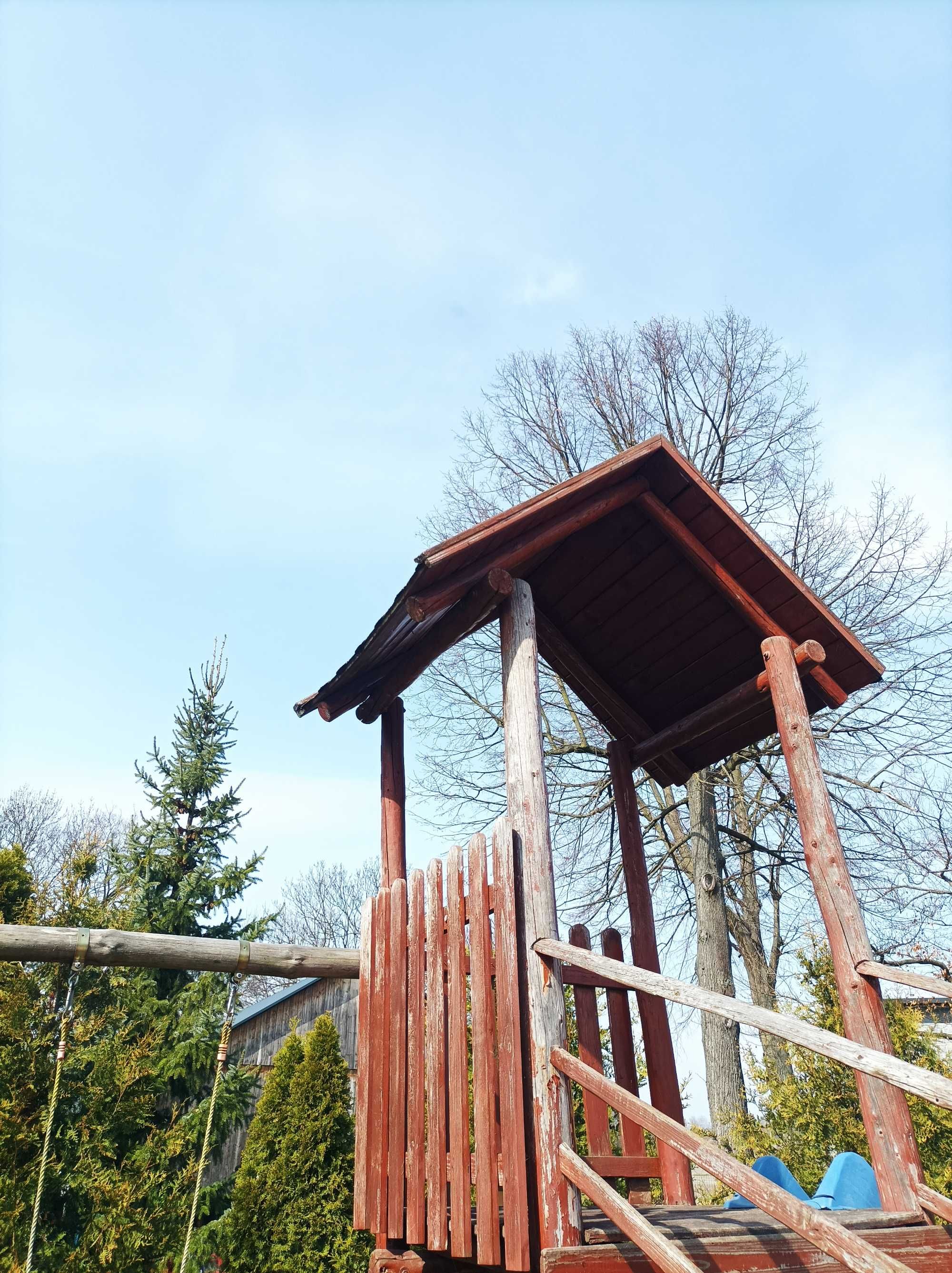 Plac zabaw: domek, zjeżdżalnia, mini-piaskownica, 2 huśtawki