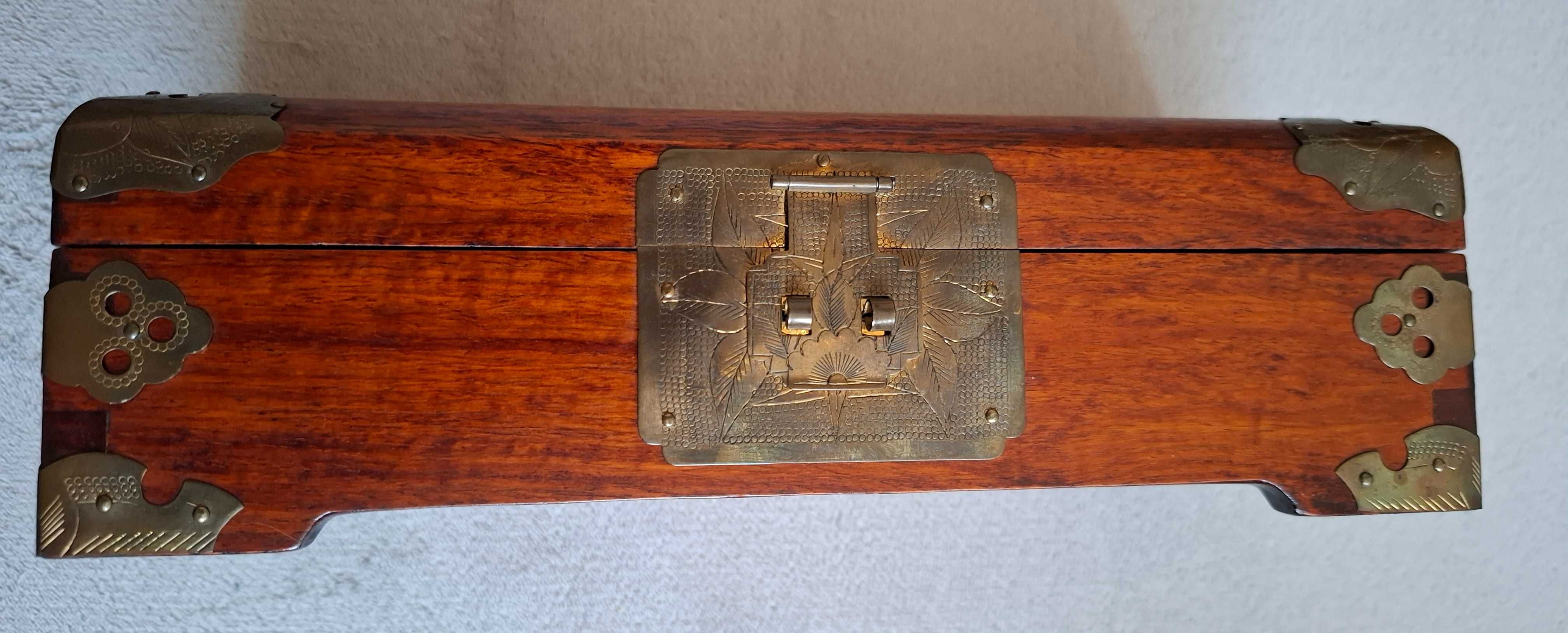 vintage orientalna szkatuła -drewno, mosiądz, jadeit