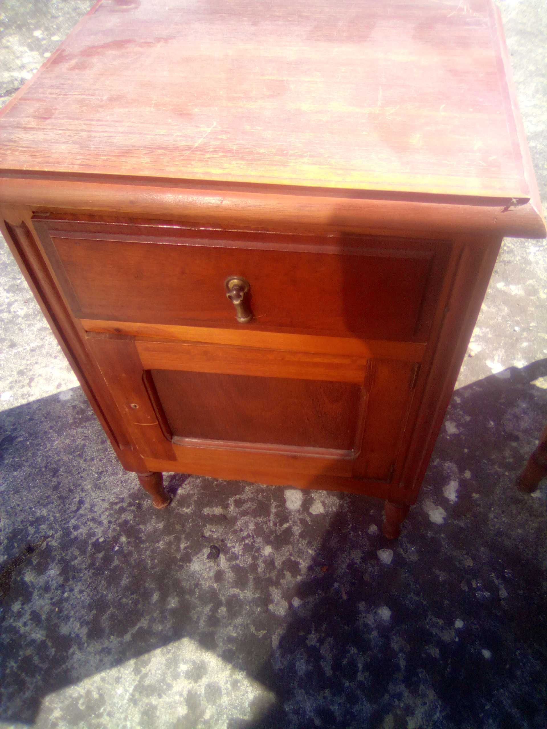 comoda vintage e mesas de cabeceiras