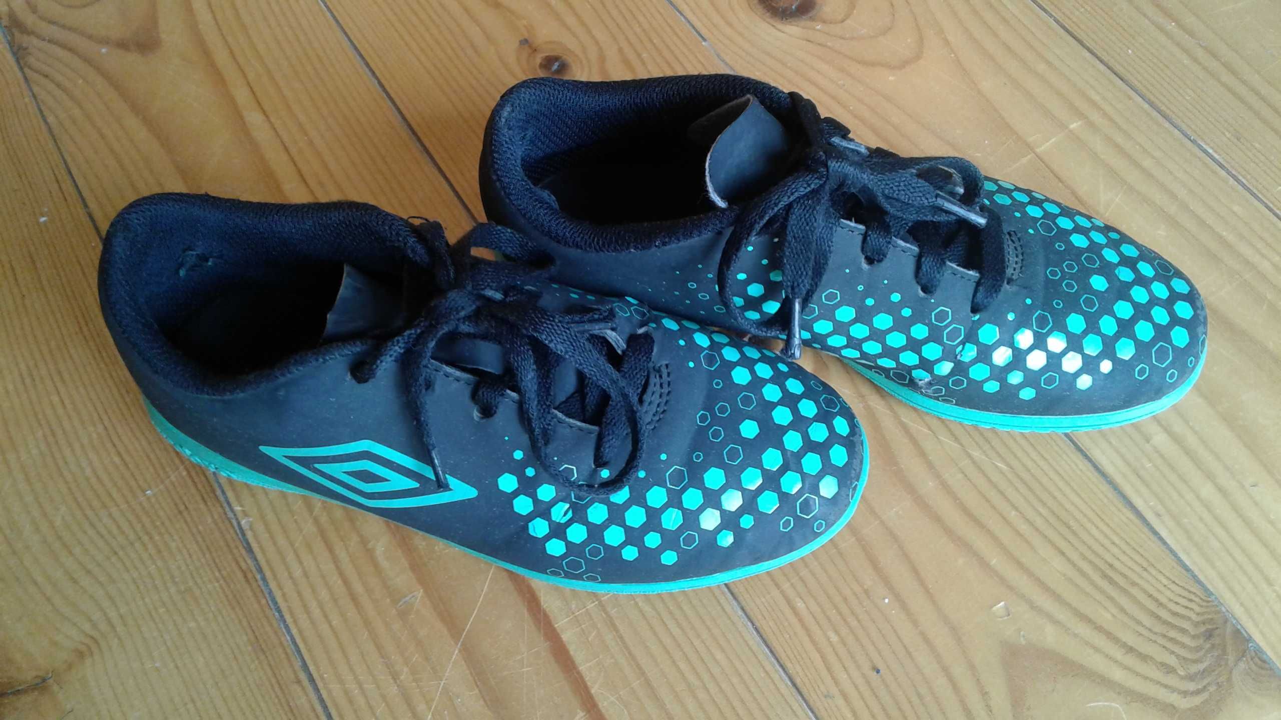 Buty sportowe piłkarskie halowe chłopięce Umbro rozm. 33