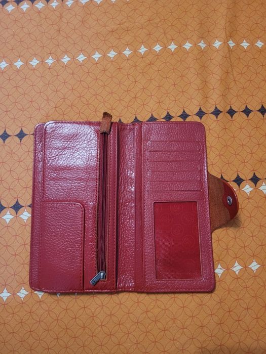 Красный кошелёк.