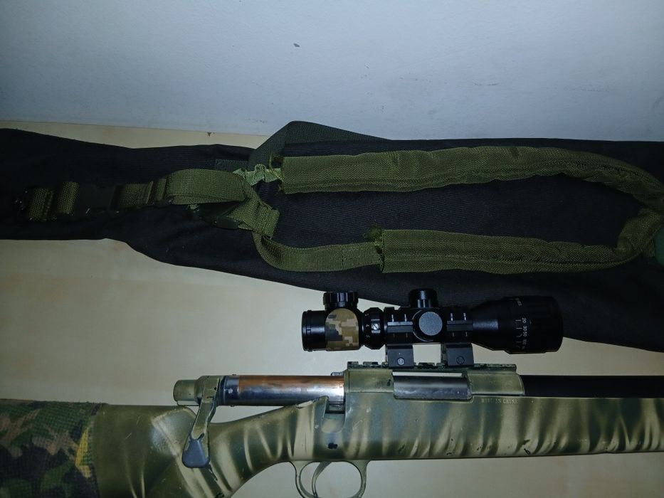 Réplica de airsoft com alguns equipamentos