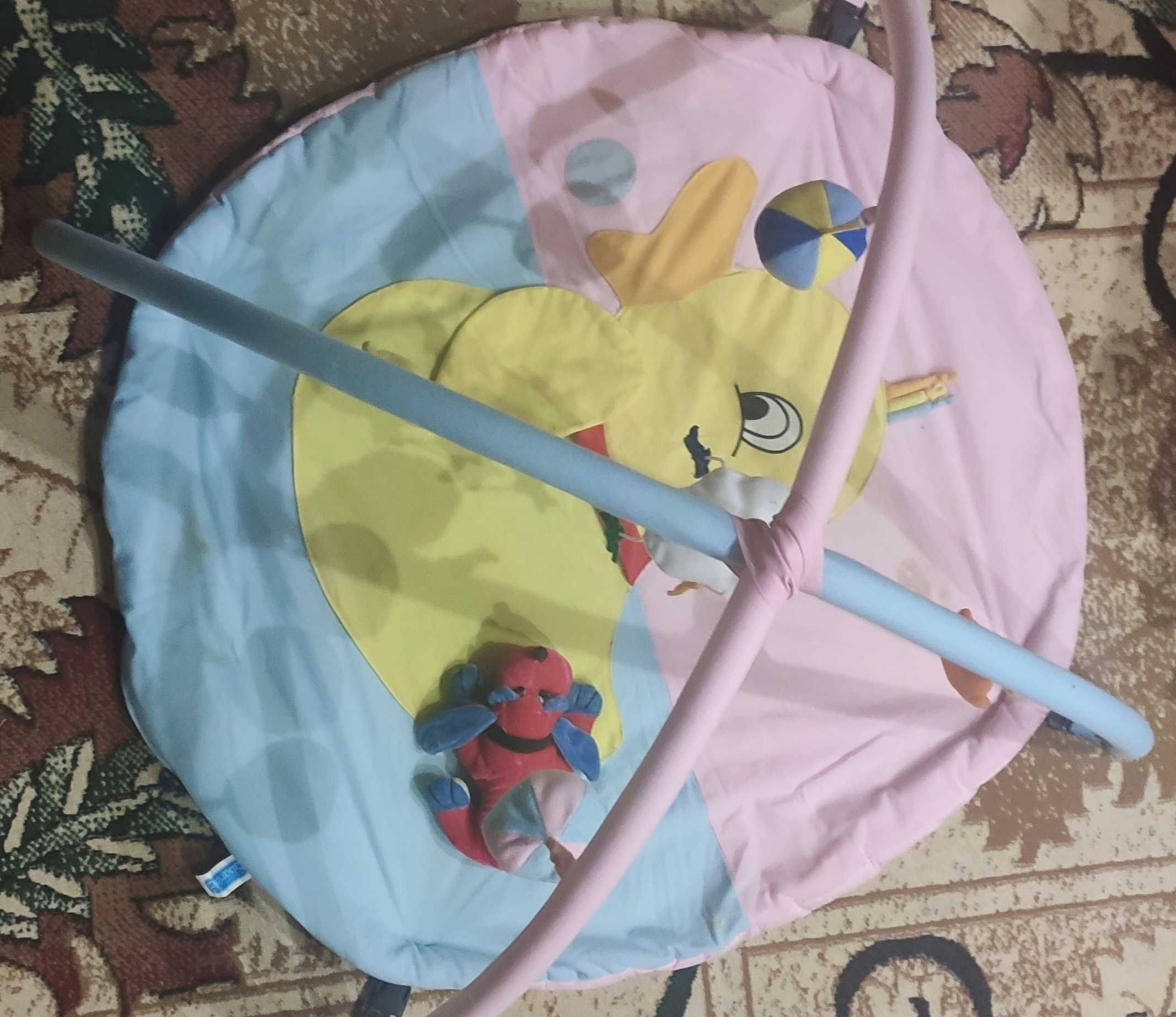 Розвиваючий дитячий килимок для немовлят з іграшками