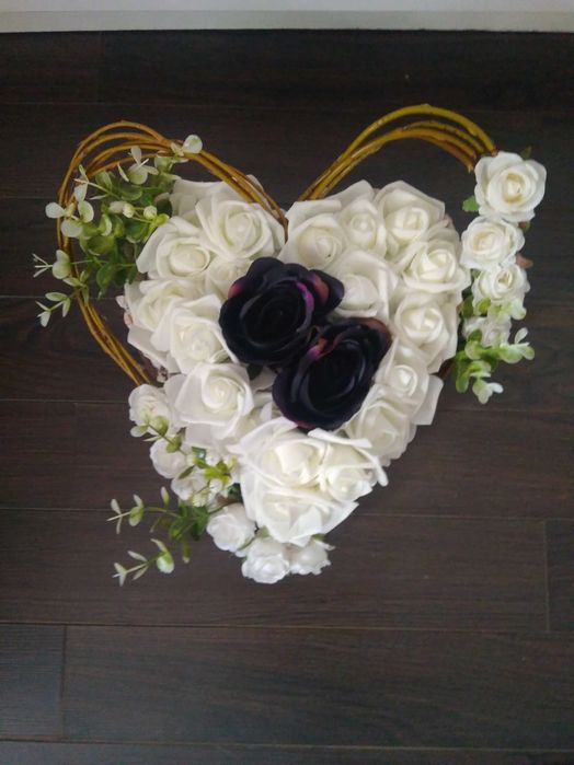 Kompozycja kwiatowa Serce w osłonce z kory obciążona
