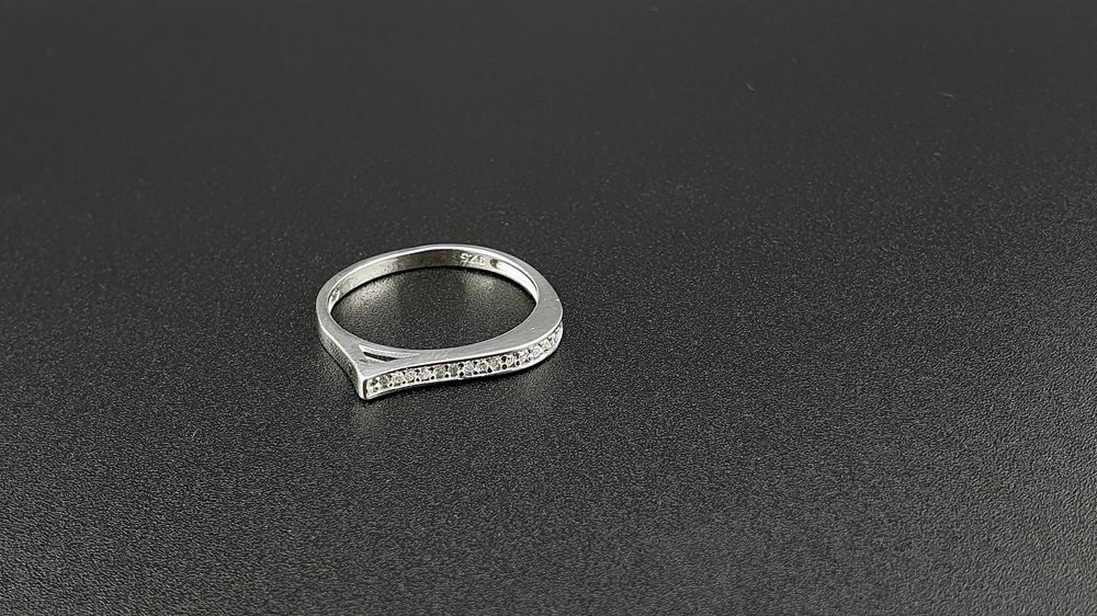 Pierścionek srebrny pr.925 z cyrkoniami r.19