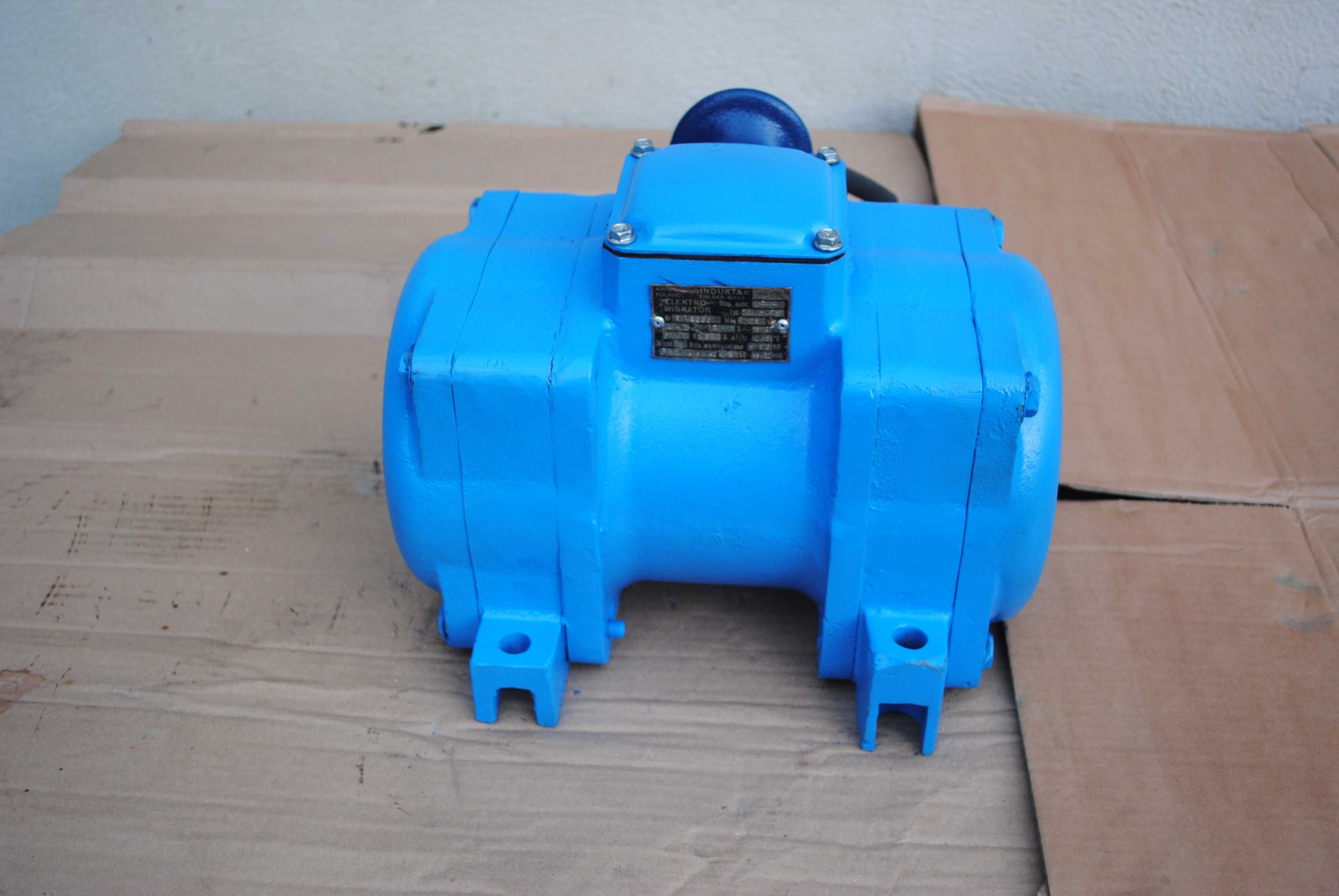 Wibrator elektrowibrator INDUKTA 0.85KW 2900 obr/min PRL zabytek