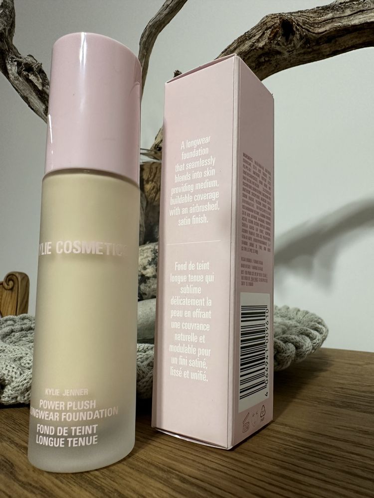 Podkład KYLIE COSMETICS Power Plush Longwear / 1W