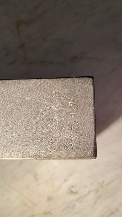 Escultura em homenagem a Fernando Pessoa de Cristina Ataide