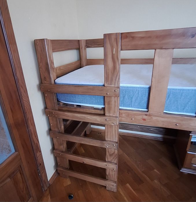 Дитяче дерев'яне ліжко