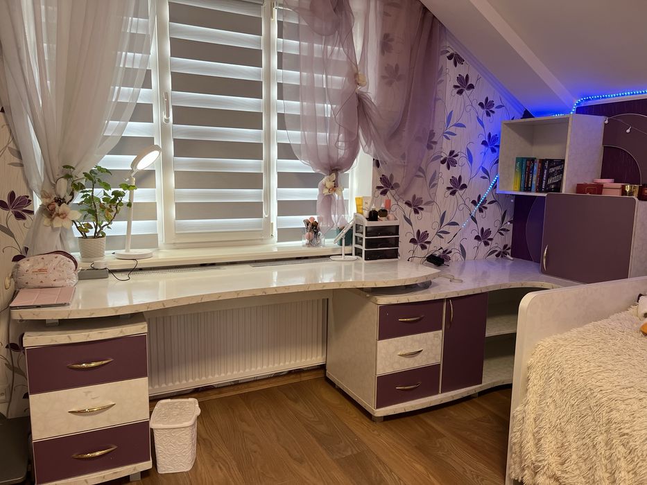 Мебель в кімнату стіл та полиці під стіну