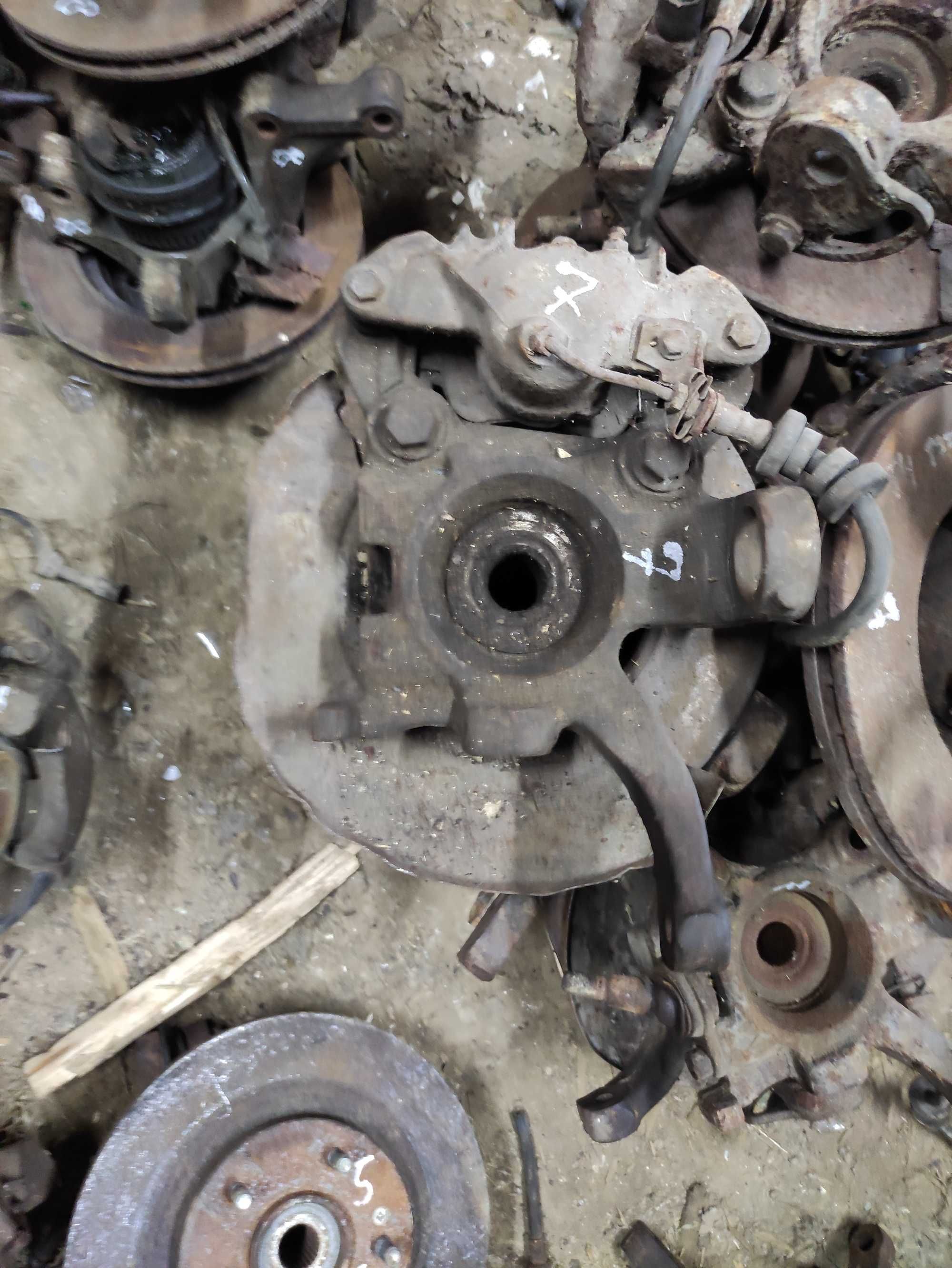 Цапфа ступиця Volkswagen t4 7D0407257A супорт поворотний кулак т4